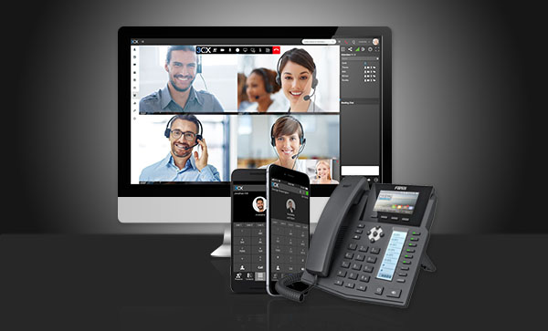 Zu sehen ist vor einem dunklen Hintergrund eine 3CX Videokonferenz auf dem Desktop in der Mitte, ein Anruf auf dem Handy davor und ein Fujitsu Telefon rechts vom Handy.