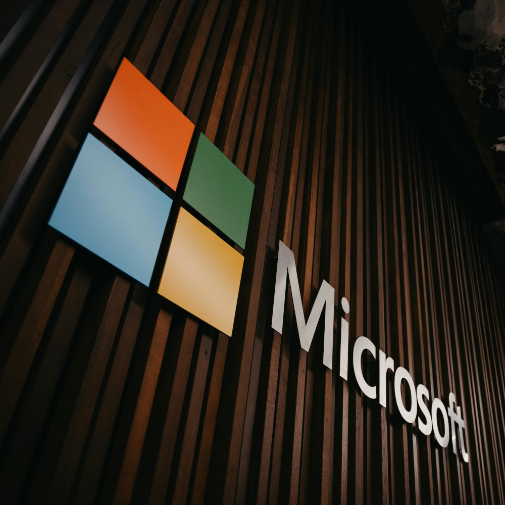 Microsoft-Logo an einer Holzwand aus der Froschperspektive
