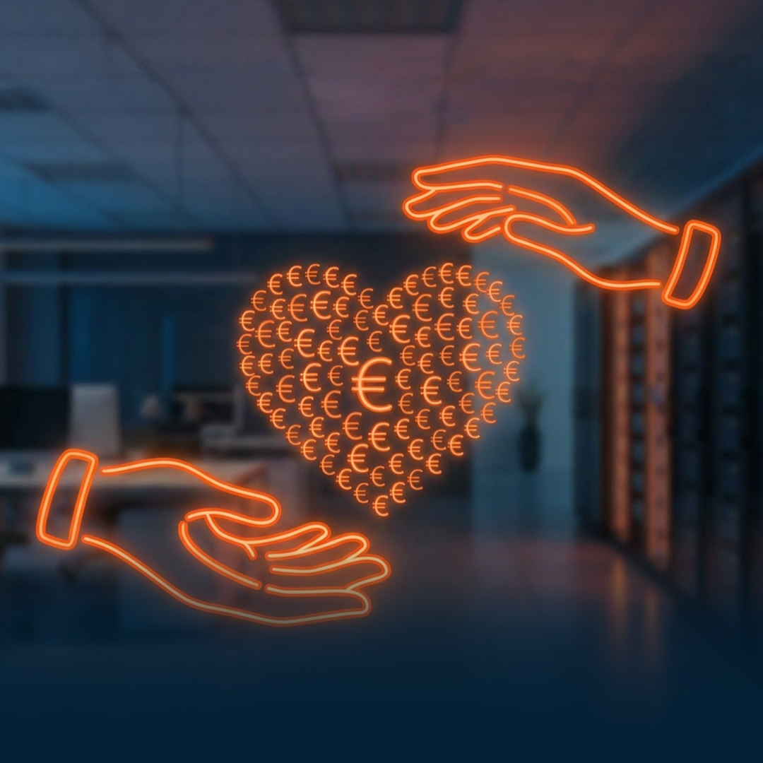 Symbolbild: Spendenaktion -Zwei stilisierte, leuchtende Hände halten ein Herz aus Euro-Zeichen. Im unscharfen Hintergrund ist ein modernes Büro mit Laptop und Serverraum zu sehen.