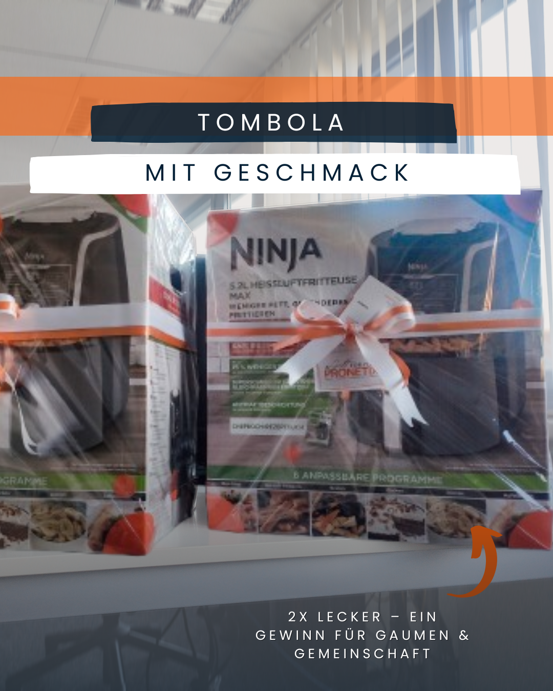Zwei kreativ in PRONETIX-Farben verpackte Ninja-Heißluftfritteusen auf einem Schreibtisch, begleitet vom Slogan ‚2x lecker – Ein Gewinn für Gaumen und Gemeinschaft‘