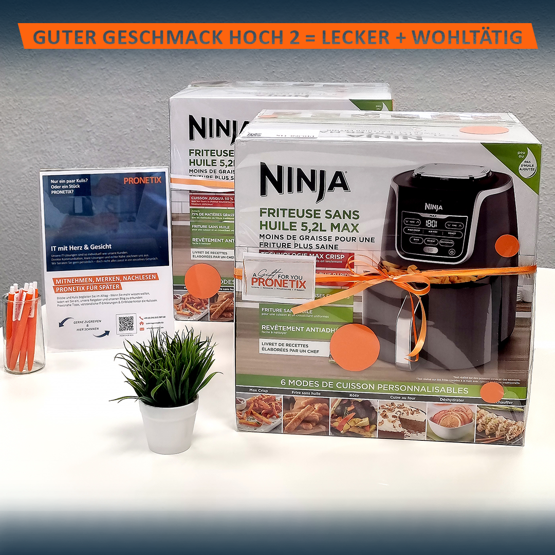 Originell verpackte Tombola-Geschenke mit orangefarbenen Punkten, PRONETIX-Schleifen und Sticker auf dem Tisch neben PRONETIX-Merch